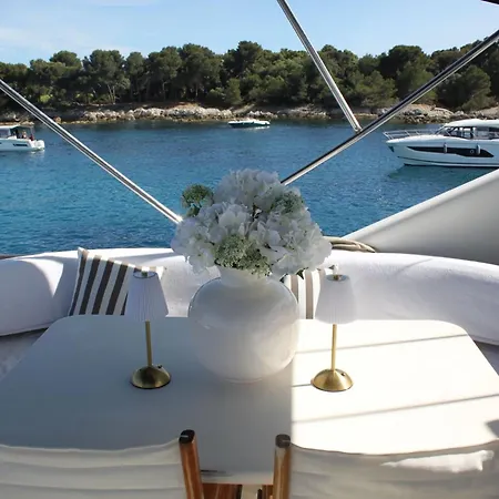 Palme Yacht - Port Canto - Pointe Croisette - Face A La *